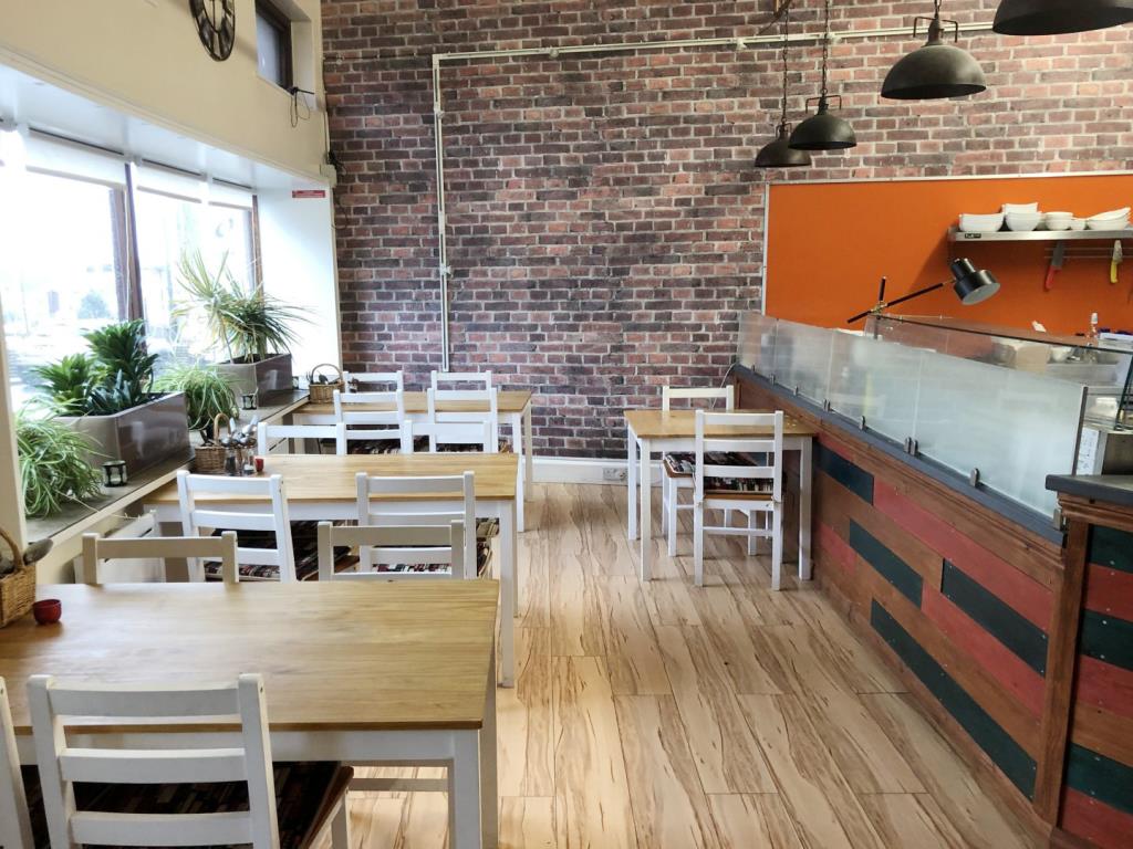 Lot: 84 - VACANT HIGH STREET RESTAURANT - Brick walls wooden effect floors and customer seating